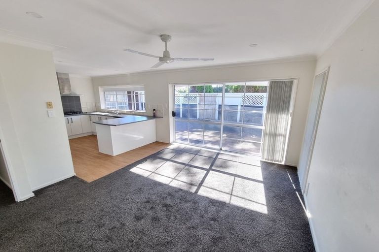 Photo of property in 2 Framalda Place, Conifer Grove, Takanini, 2112
