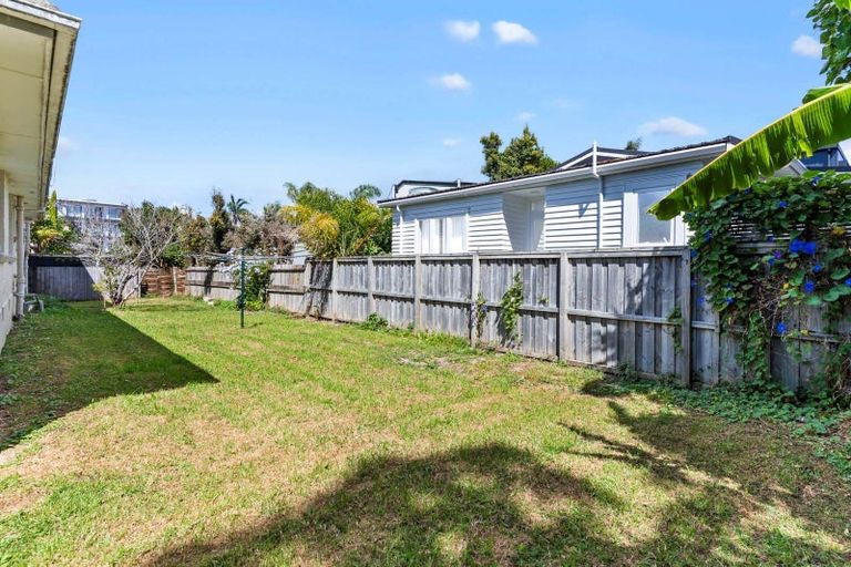 Photo of property in 2/13 Ocean View Road, Hillcrest, Auckland, 0627
