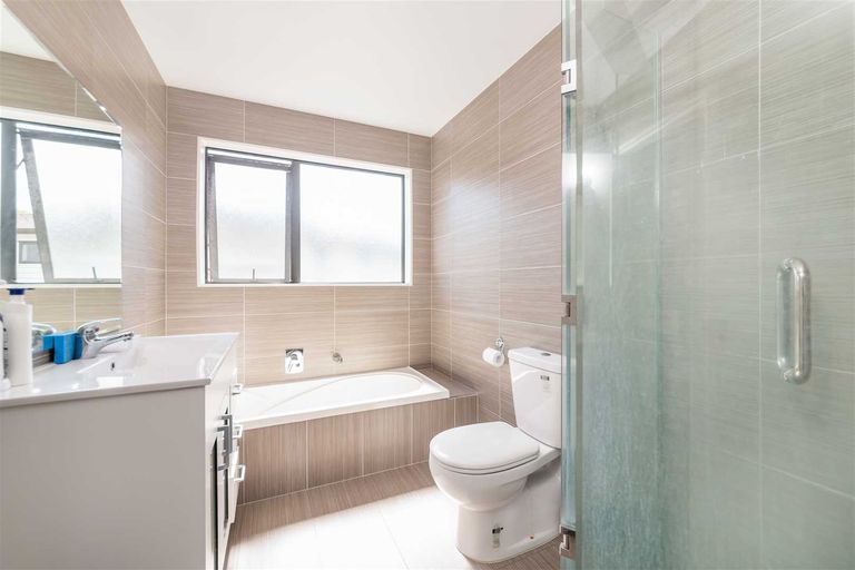 Photo of property in 23 Midhurst Avenue, Henderson, Auckland, 0612