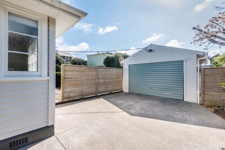 Photo of property in 27 Collins Avenue, Tawa, Wellington, 5028