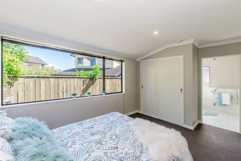 Photo of property in 19 Bluewater Place, Paraparaumu, 5032