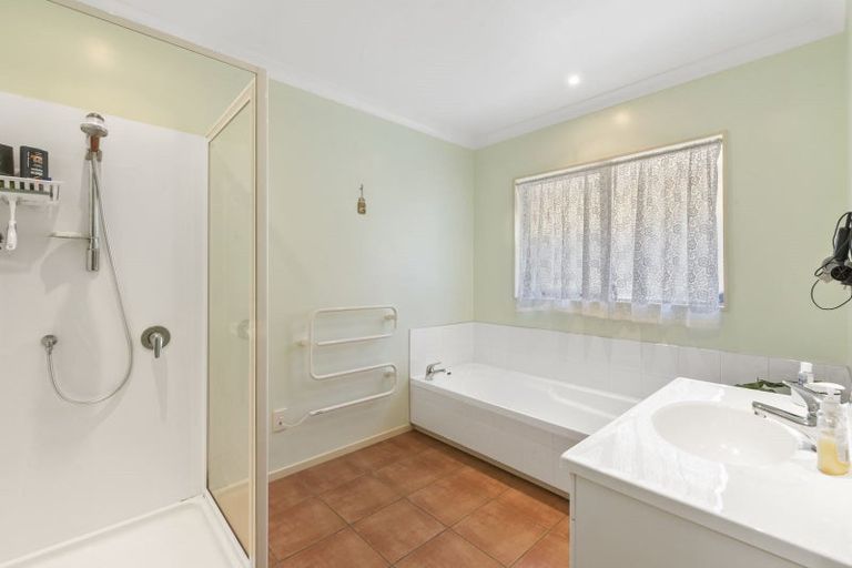 Photo of property in 10 Leanne Way, Waikanae Beach, Waikanae, 5036