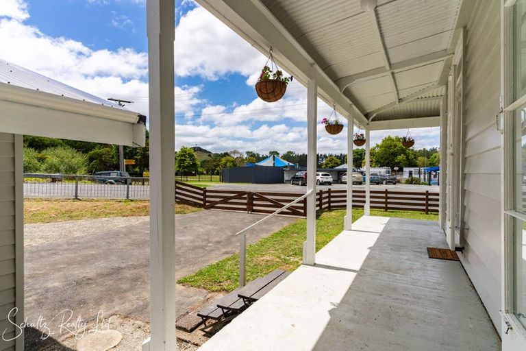 Photo of property in 17 Franklin Road, Paparoa, 0571