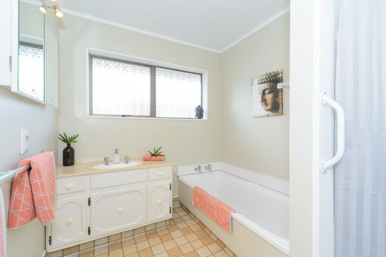 Photo of property in 6 Caulfield Place, Awapuni, Palmerston North, 4412