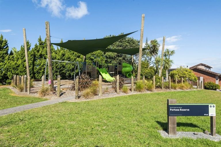 Photo of property in 10 Portsea Place, Chatswood, Auckland, 0626