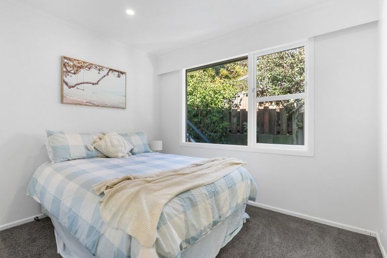 Photo of property in 11 Lomond Street, Newlands, Wellington, 6037