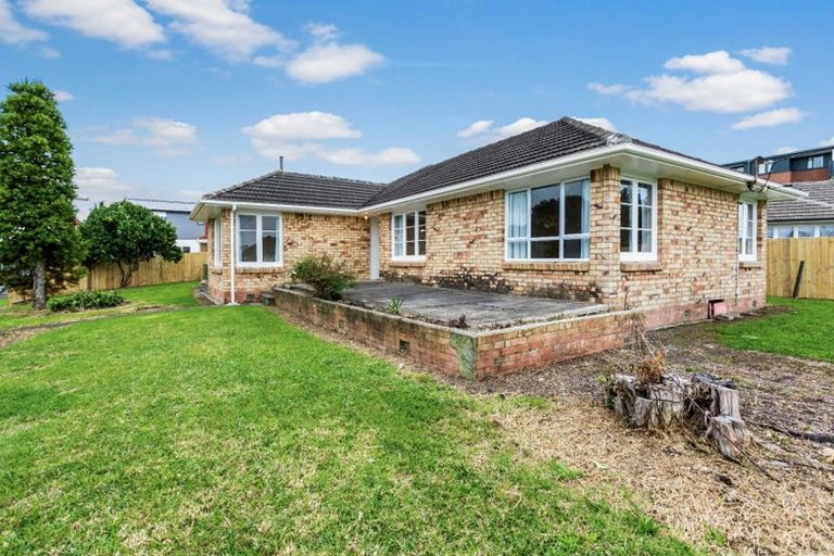 Photo of property in 16 Serjeant Street, Henderson, Auckland, 0612