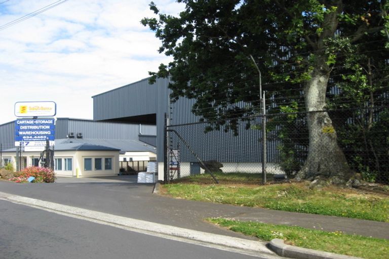 Photo of property in 8 Kiwi Esplanade, Mangere Bridge, Auckland, 2022