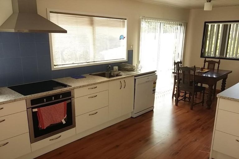 Photo of property in 28 Katrina Place, Massey, Auckland, 0614