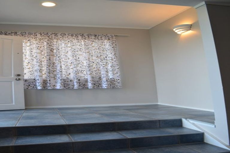 Photo of property in 92 Manhattan Heights, Glendene, Auckland, 0602