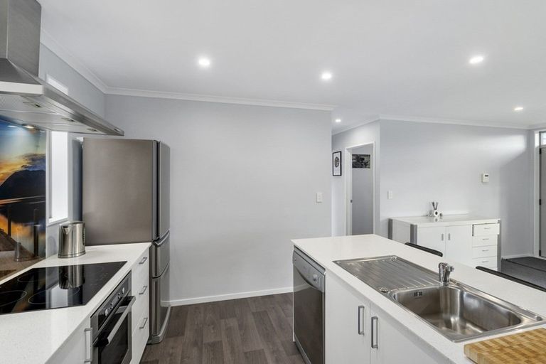 Photo of property in 58 Exeter Crescent, Takaro, Palmerston North, 4412