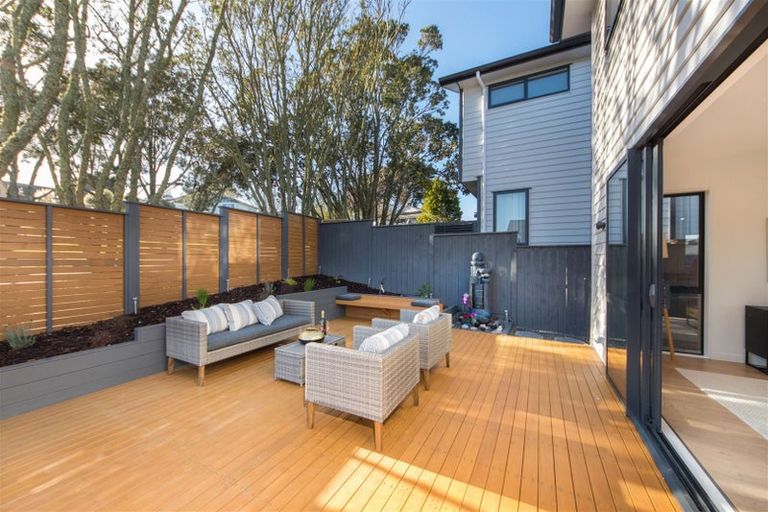 Photo of property in 7a Woodhouse Place, West Harbour, Auckland, 0618