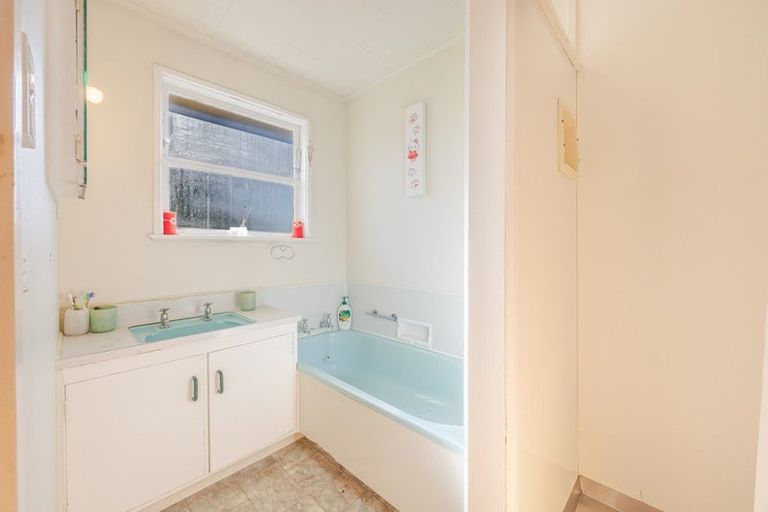 Photo of property in 18 Howard Road, Taradale, Napier, 4112