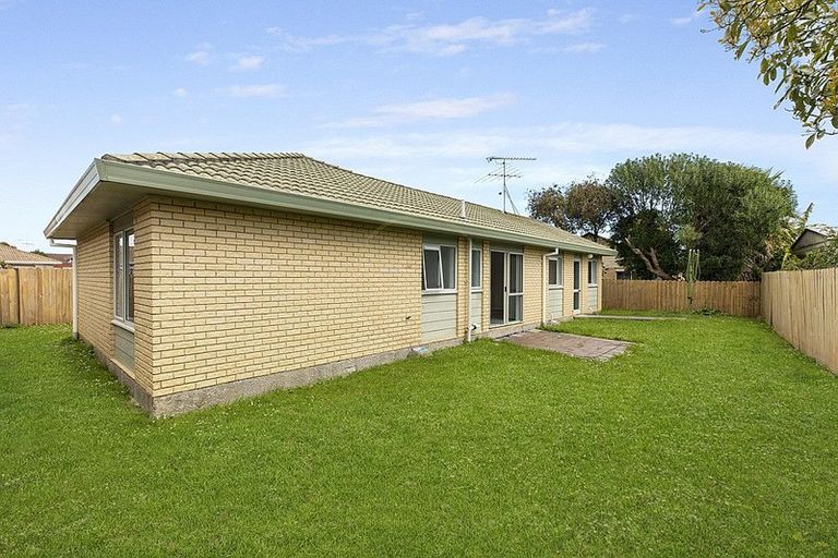 Photo of property in 2/24 Horlicks Place, Randwick Park, Auckland, 2105