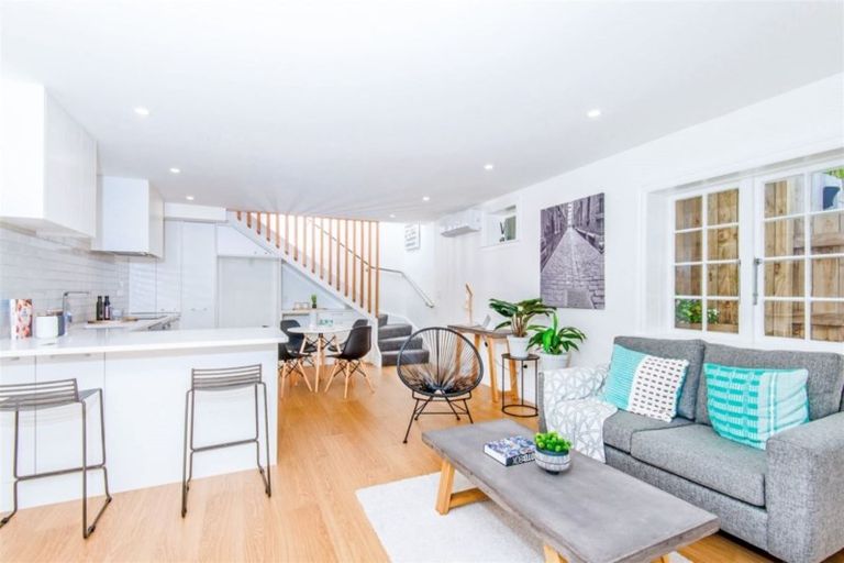 Photo of property in 27 Princess Terrace, Newtown, Wellington, 6021