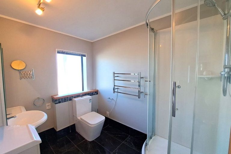 Photo of property in 6 Delisle Place, Windsor Park, Auckland, 0632