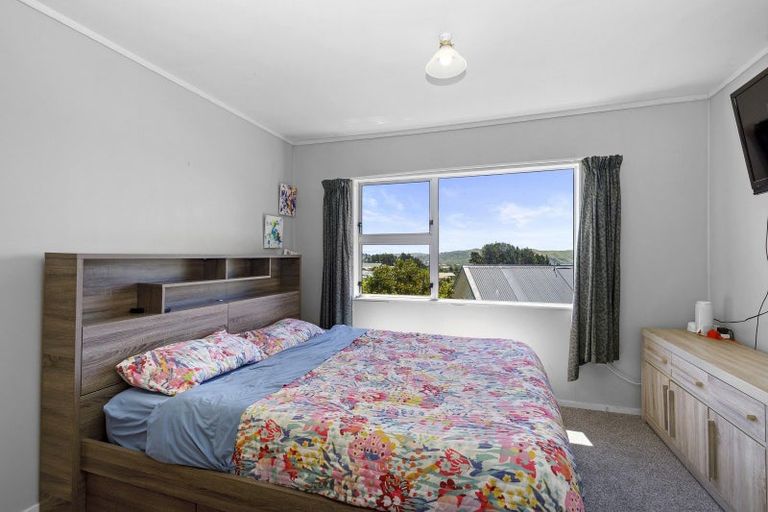 Photo of property in 52 Colchester Crescent, Newlands, Wellington, 6037