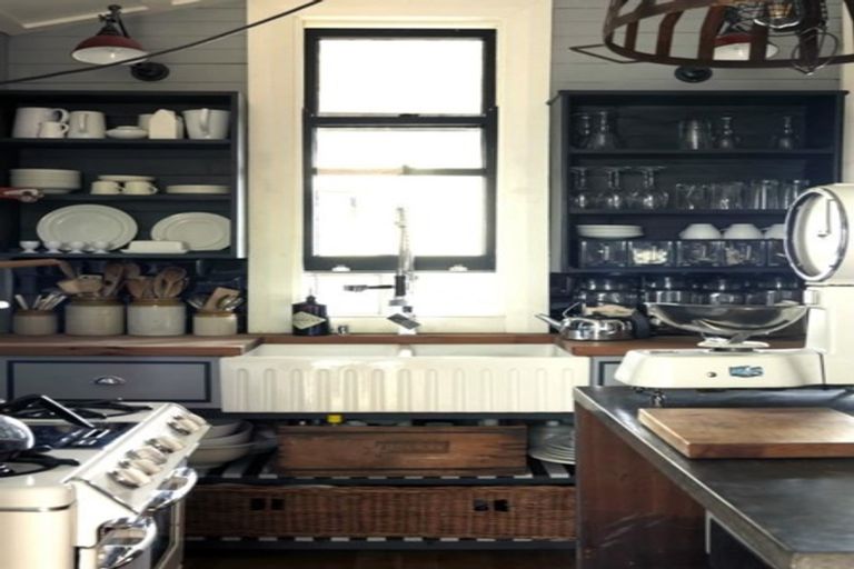 Photo of property in 1 Robertson Street, Russell, 0202