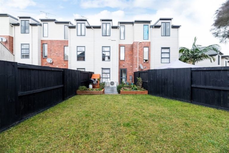 Photo of property in 37 Barnea Circle, Glen Eden, Auckland, 0602