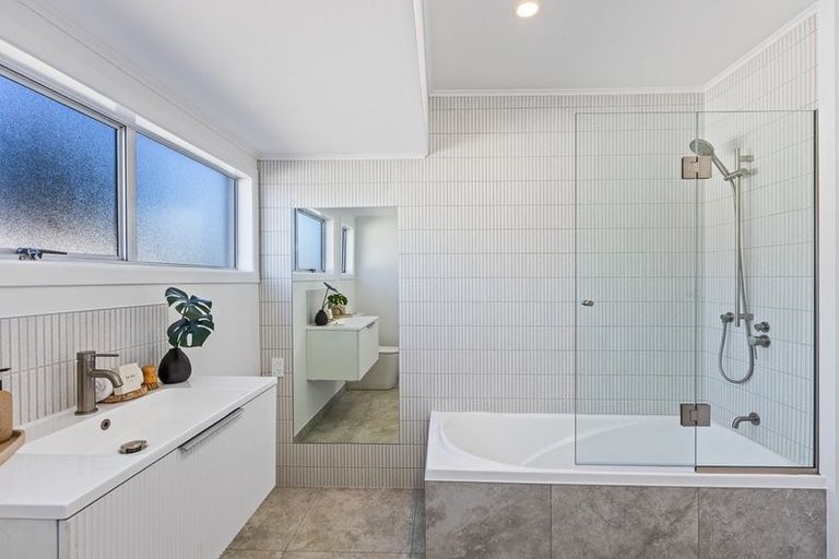 Photo of property in 17b Hamurana Place, Te Atatu Peninsula, Auckland, 0610