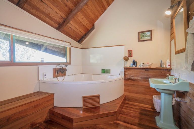 Photo of property in 35 Whiritoa Beach Road, Whiritoa, Whangamata, 3691