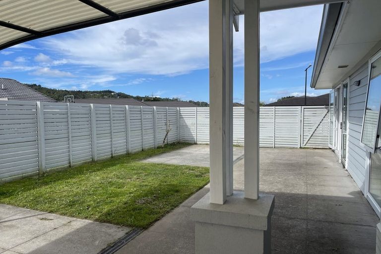 Photo of property in 18 Larmer Drive, Kumeu, 0810