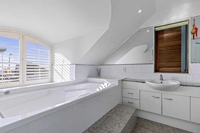 Photo of property in 1/208 East Coast Road, Forrest Hill, Auckland, 0620