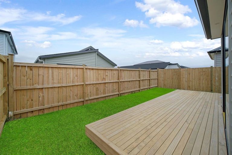 Photo of property in 32 Hari Road, Karaka, 2113