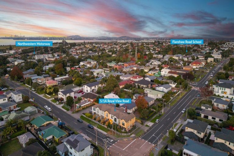 Photo of property in 5/1a Royal View Road, Te Atatu South, Auckland, 0610