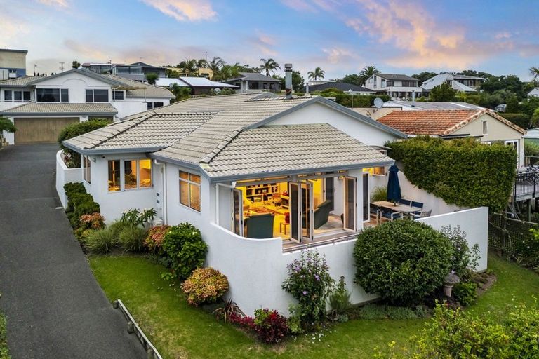 Photo of property in 17a Beach Road, Manly, Whangaparaoa, 0930