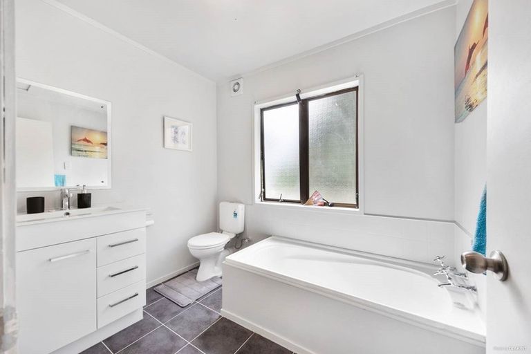 Photo of property in 6 Eagleson Street, Northcross, Auckland, 0632