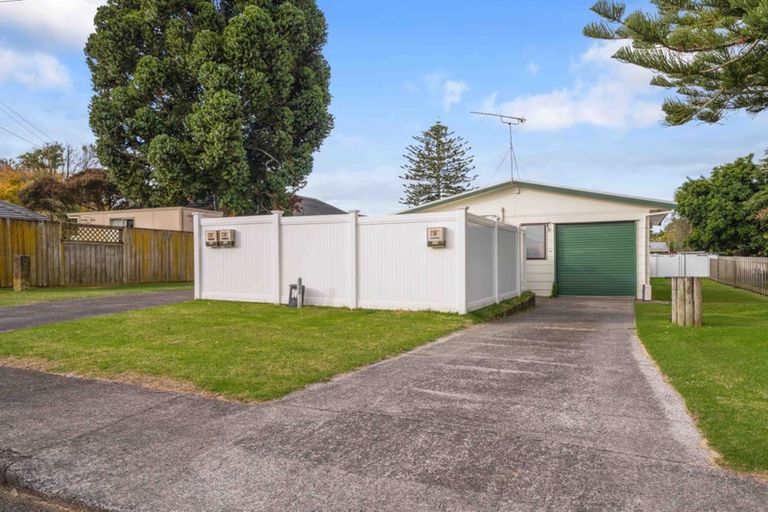 Photo of property in 3 Shepherds Road, Papakura, 2110