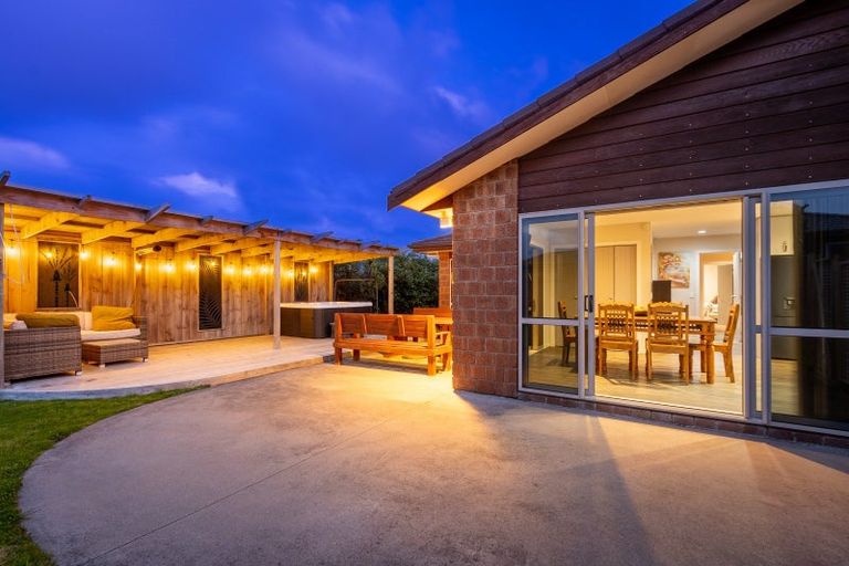 Photo of property in 28 Simpson Crescent, Raumati Beach, Paraparaumu, 5032