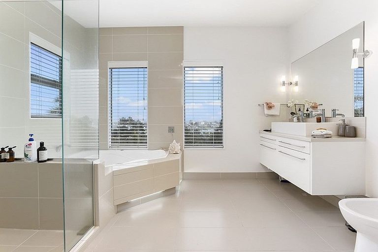 Photo of property in 32a Parr Terrace, Castor Bay, Auckland, 0620