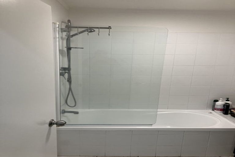 Photo of property in The Haven, 15/120 Beach Haven Road, Beach Haven, Auckland, 0626