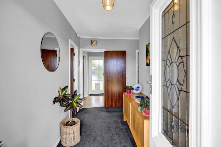 Photo of property in 42 Seaview Road, Marfell, New Plymouth, 4310