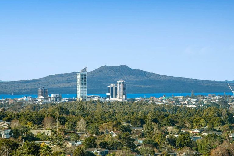 Photo of property in 2/3 Coronation Road, Hillcrest, Auckland, 0627