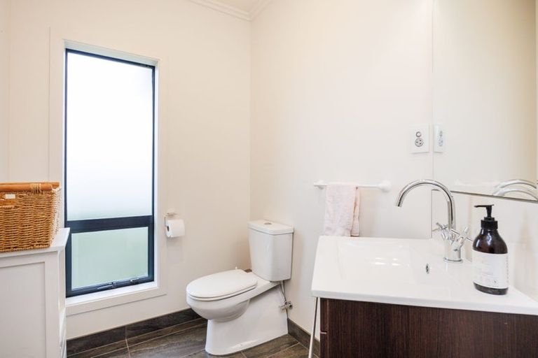 Photo of property in 7 Vaucluse Heights, Fitzherbert, Palmerston North, 4410