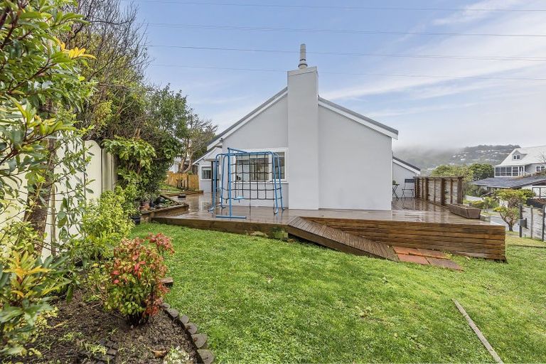 Photo of property in 17 John Witton Drive, Crofton Downs, Wellington, 6035