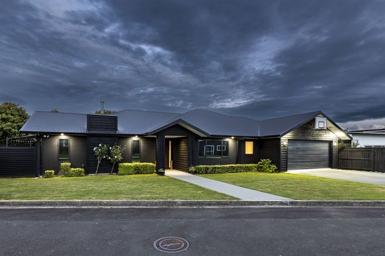 Photo of property in 5 D'urville Place, Kelvin Grove, Palmerston North, 4414