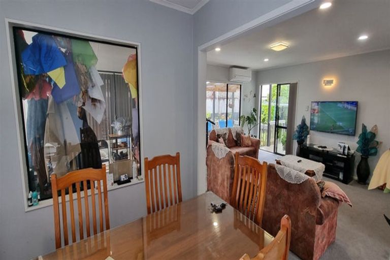 Photo of property in 8a Fruitvale Road, New Lynn, Auckland, 0600