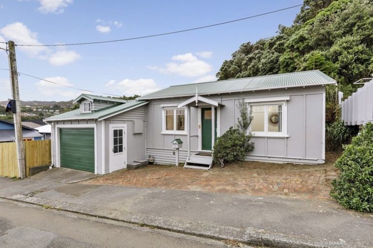 Photo of property in 1 Linwood Way, Island Bay, Wellington, 6023