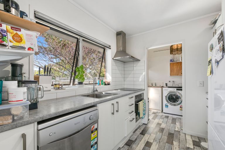 Photo of property in 2/309 Wairau Road, Totara Vale, Auckland, 0627