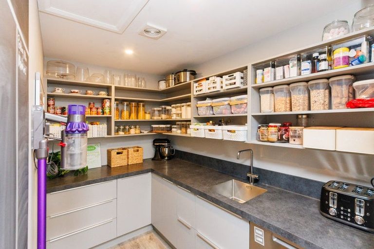 Photo of property in 10 Mediterranean Grove, Fitzherbert, Palmerston North, 4410