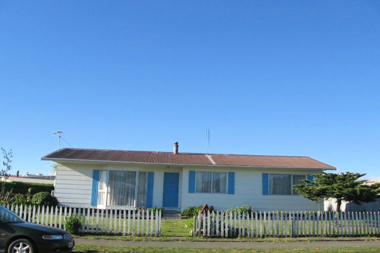 Photo of property in 3 Colenso Place, Otaki Beach, Otaki, 5512