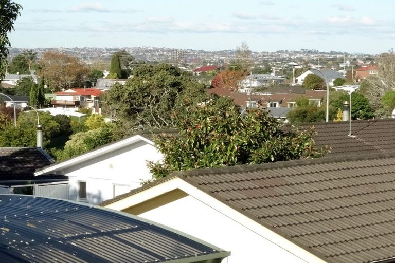 Photo of property in 28 Felgrove Street, Glendene, Auckland, 0602