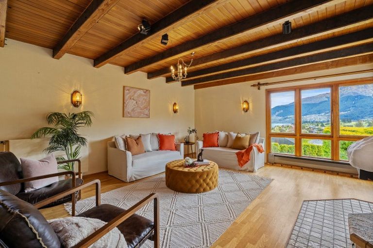 Photo of property in 9 Cypress Court, Kelvin Heights, Queenstown, 9300