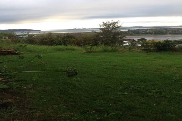 Photo of property in 139 Luckens Road, West Harbour, Auckland, 0618