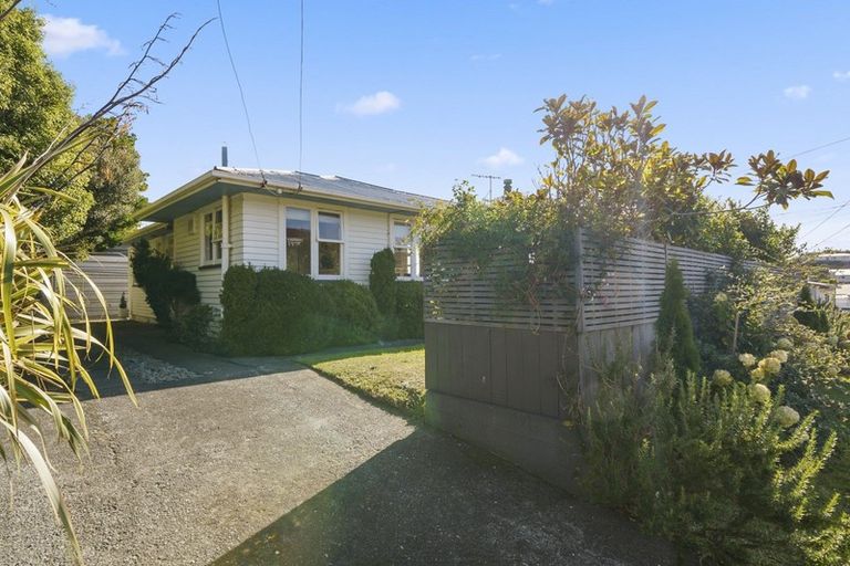 Photo of property in 8 Balmain Street, Newlands, Wellington, 6037