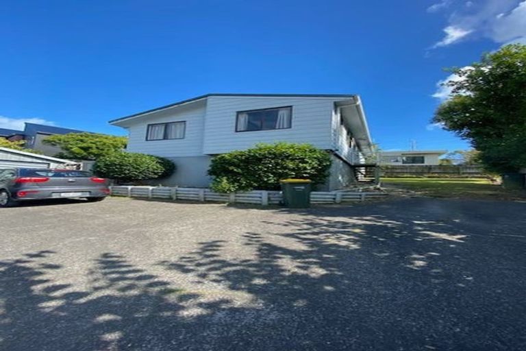Photo of property in 2/14 Thalia Place, Totara Vale, Auckland, 0629
